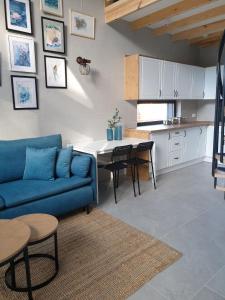 un soggiorno con divano blu e una cucina di Stark House Gallery a Borsk