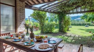 Afbeelding uit fotogalerij van VILLA DUE VIGNE 8, Emma Villas in Monte Castello di Vibio