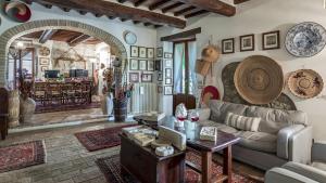 Afbeelding uit fotogalerij van VILLA DUE VIGNE 8, Emma Villas in Monte Castello di Vibio +39 foto's