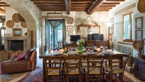 comedor con mesa, sillas y chimenea en VILLA DUE VIGNE 8, Emma Villas, en Monte Castello di Vibio