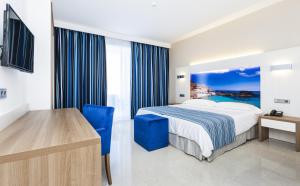Postel nebo postele na pokoji v ubytování Globales Playa Estepona