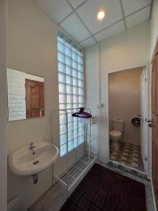 Koupelna v ubytování Naisang Hostel + 37 fotografií