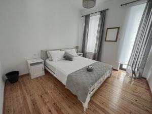 A bed or beds in a room at Katie's Lemon Tree House