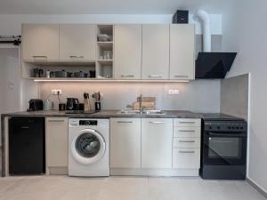 A kitchen or kitchenette at Katie's Lemon Tree House