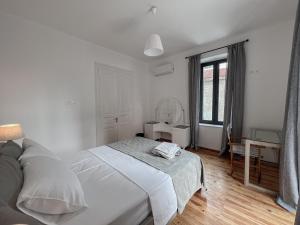 A bed or beds in a room at Katie's Lemon Tree House