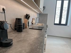 A kitchen or kitchenette at Katie's Lemon Tree House