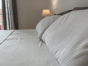 A bed or beds in a room at Katie's Lemon Tree House