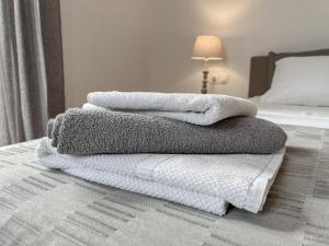 A bed or beds in a room at Katie's Lemon Tree House