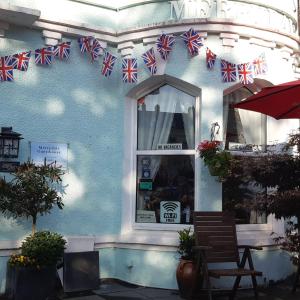 スランディドノにあるThe Merrydale Guest Houseの窓に英国旗が描かれた青い建物