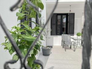 A balcony or terrace at Katie's Lemon Tree House