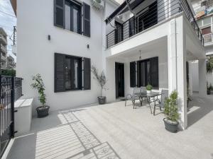 A balcony or terrace at Katie's Lemon Tree House
