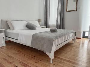 A bed or beds in a room at Katie's Lemon Tree House