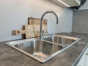 A kitchen or kitchenette at Katie's Lemon Tree House