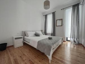 A bed or beds in a room at Katie's Lemon Tree House