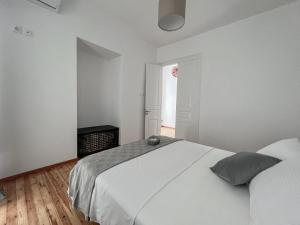 A bed or beds in a room at Katie's Lemon Tree House