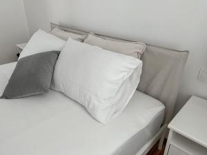 A bed or beds in a room at Katie's Lemon Tree House