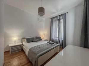 A bed or beds in a room at Katie's Lemon Tree House