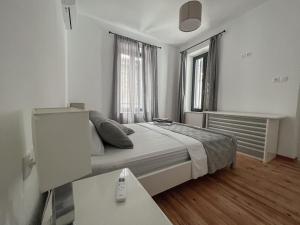 A bed or beds in a room at Katie's Lemon Tree House