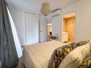 豐希羅拉的住宿－Luxury Family Holiday Homes - Sol Playa Fuengirola，一间卧室配有一张床和一个梳妆台