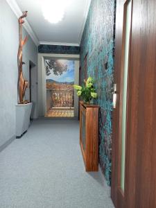 korytarz z obrazem na ścianie w obiekcie Pensjonat Pocztówka w mieście Zgierz