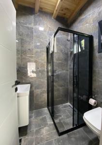 W łazience znajduje się kabina prysznicowa i umywalka. w obiekcie ZK Wooden Village w mieście Sapanca
