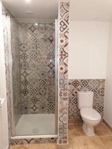 a bathroom with a shower and a toilet at Appartement paisible entre terre et mer in Cabrières