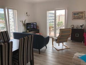 a living room with a table and chairs and a television at Estartit Delta 4C in L'Estartit