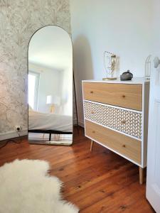 - un dressing avec une commode et un miroir dans l'établissement LA PARENTHÈSE HAVRAISE - Parking privé Plein centre & Très calme, au Havre