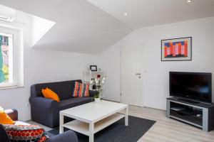 sala de estar con sofá y TV en Apartments Katarina en Dubrovnik