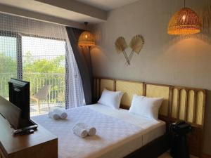 Postel nebo postele na pokoji v ubytování Icon Beach Suites Hotel Sovalye Island