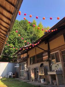 Takaにあるみのる庵のたくさんの飾りがぶら下がっている家 +8枚の写真