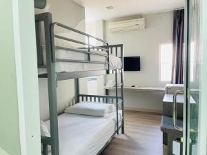 מיטה או מיטות קומותיים בחדר ב-Gallery Design - SHA Extra Plus