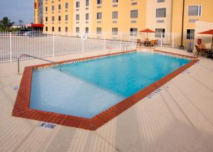 a large swimming pool on top of a building at Red Roof Inn & Suites Beaumont in Beaumont
