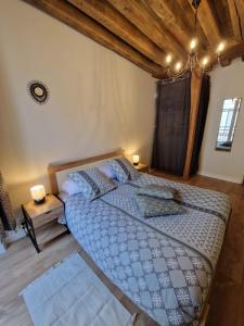 Un dormitorio con una cama grande en una habitación con techos de madera. en Le Saint Jean et son parking privée en Blois