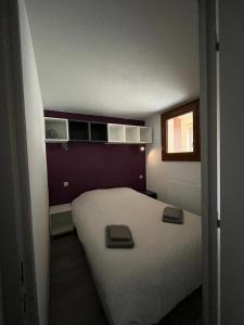 - une chambre avec un lit blanc et une fenêtre dans l'établissement Appartement en station de ski, à Porté-Puymorens