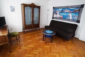 un salon avec un canapé et une table dans l'établissement Ultramarine, à Španjola