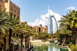 uma vista para uma cidade com palmeiras e um rio em Holiday Inn Express Dubai Internet City by IHG no Dubai