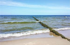 ein Pier im Ozean neben einem Strand in der Unterkunft 1 Bedroom Nice Home In Ustronie Morskie in Ustronie Morskie