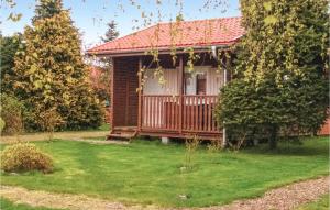 ein kleines rotes Backsteinhaus mit rotem Dach in der Unterkunft 1 Bedroom Nice Home In Ustronie Morskie in Ustronie Morskie