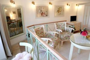 A television and/or entertainment centre at MARVELOSA APARTMENT - Central by the Chain Bridge