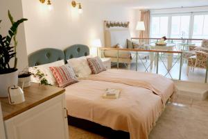 A bed or beds in a room at MARVELOSA APARTMENT - Central by the Chain Bridge Még 37 kép