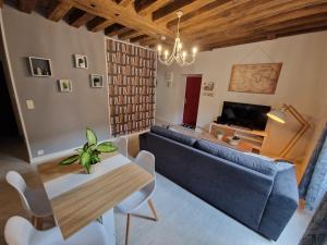 sala de estar con sofá azul y mesa en Le Saint Jean et son parking privée en Blois