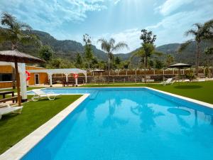 uma piscina com vista para um resort em Kampaoh Cova Negra em Marchuquera