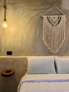 ein Schlafzimmer mit einem Bett mit einem Kronleuchter darüber in der Unterkunft Ariché Valladolid Hotel & Hostal in Valladolid