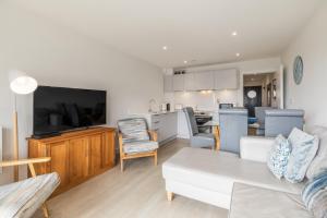 Et opholdsområde på 6 Woolacombe West - Luxury Apartment at Byron Woolacombe, only 4 minute walk to Woolacombe Beach!