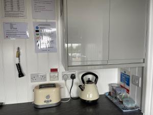 un bancone cucina con bollitore per tè e tostapane di Mount View Overnight Accommodation a Penzance