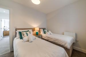 En eller flere senge i et værelse på 6 Woolacombe West - Luxury Apartment at Byron Woolacombe, only 4 minute walk to Woolacombe Beach!