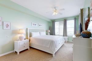 Postel nebo postele na pokoji v ubytování Navy Cove Harbor 1306 + 37 fotografií