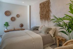 sypialnia z łóżkiem i rośliną w obiekcie Infinity Horizon Apartment - Costa Blanca w mieście Cumbre del Sol +17 zdjęć