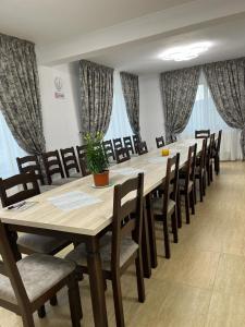 a conference room with a long table and chairs at Casa Marci Teo in Moieciu de Jos